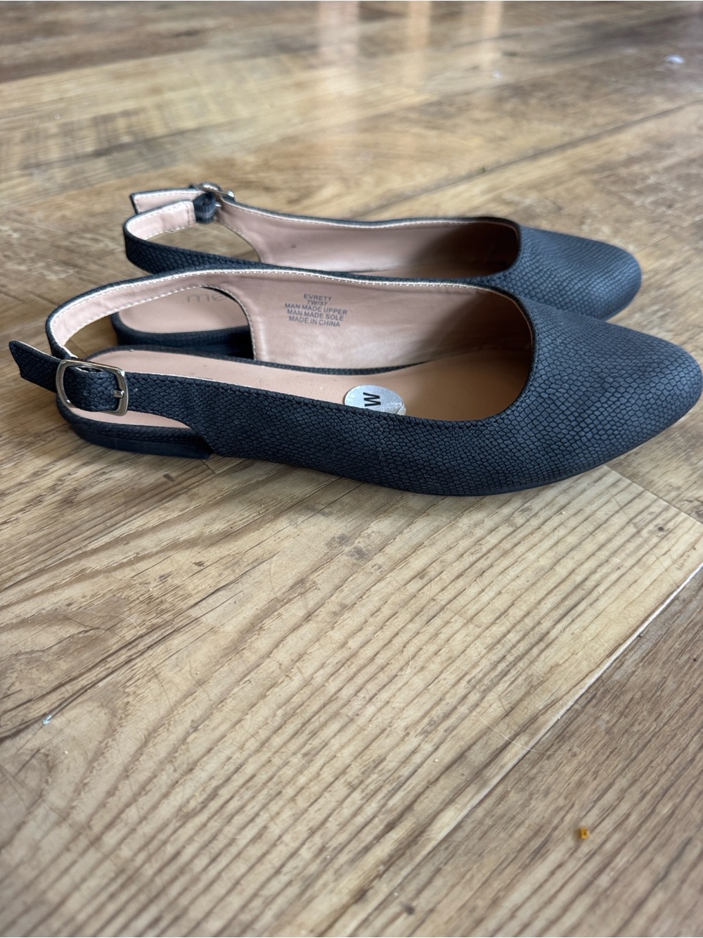 Me Too Evrett pointed-toe slingback flats black faux-snakeskin size 7W - Picture 2 of 6
